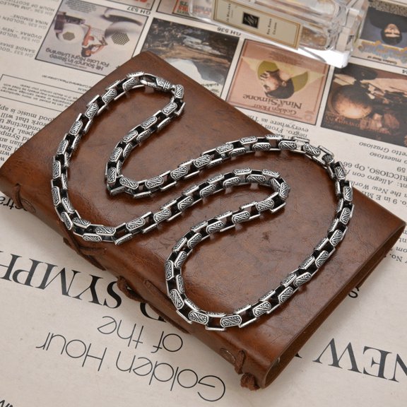 Leander's vintage men's statement necklace is a luxurious and stylish alternative, perfectly complementing any outfit and perfect for everyday wear.