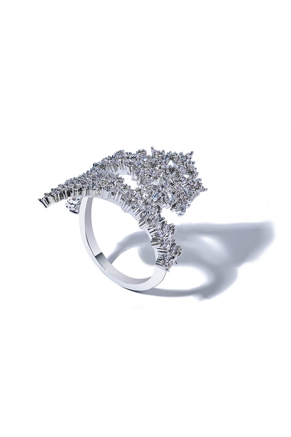 's vintage open snowflake ring is an exquisite statement ring, offering ultimate luxury, simple yet stylish, perfectly complementing any outfit and perfect for everyday wear.