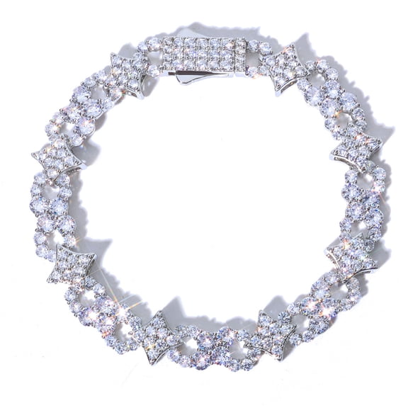 Leander's vintage star bracelet, featuring a sparkling zircon, is luxurious yet stylishly simple, perfectly complementing any outfit and perfect for everyday wear.