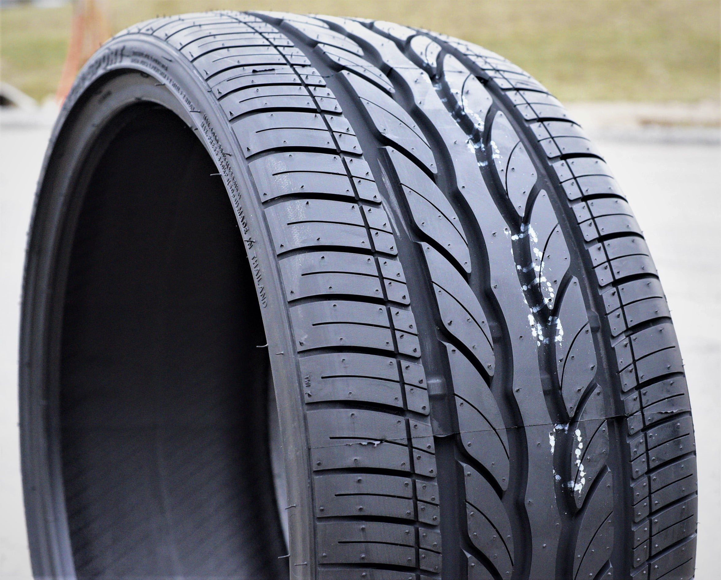 88 W UHP Sport Leao 225/35R19 Tire Lion