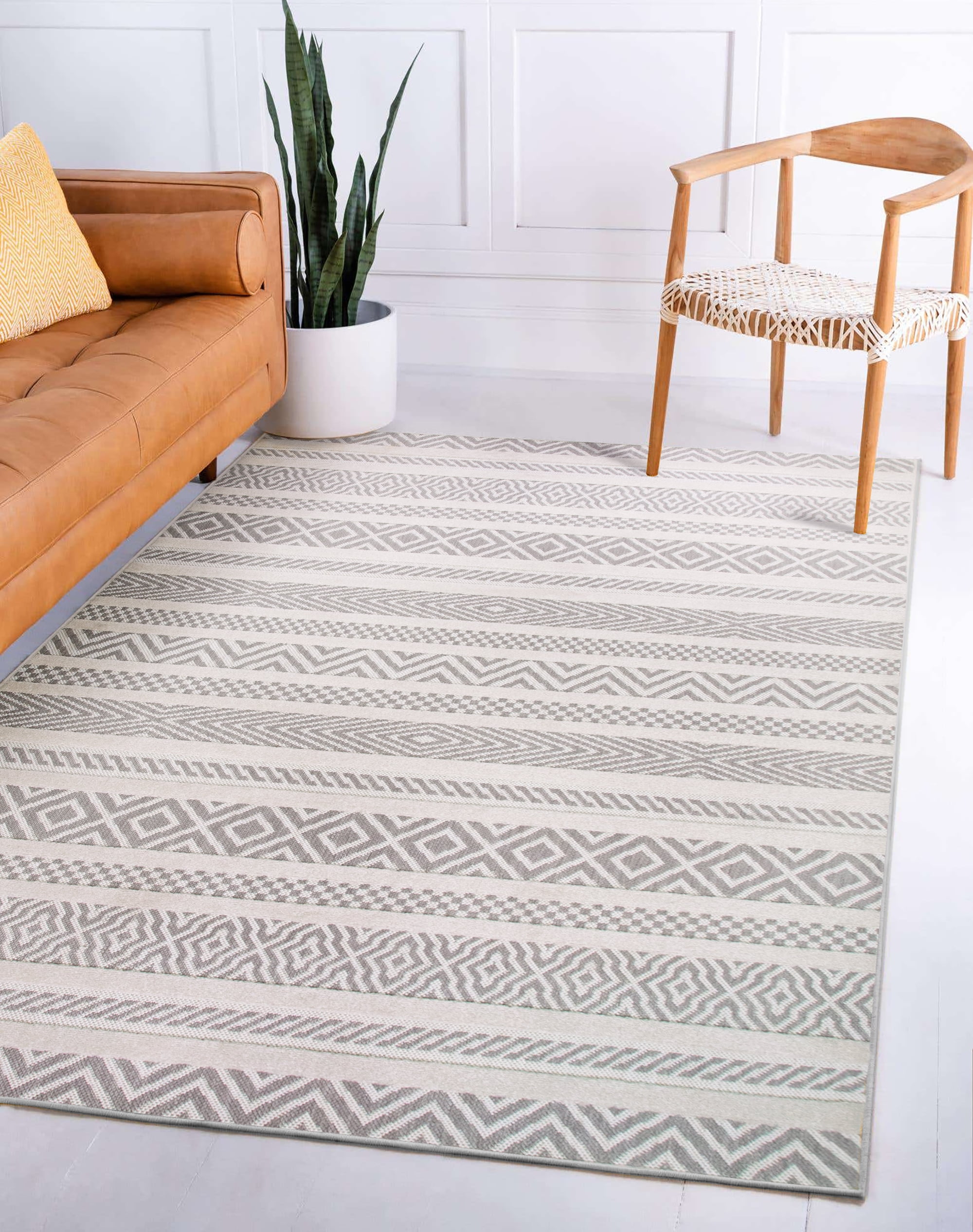 Gray and Beige Patterned Synthetic Indoor Outdoor Area Rug 4'x6'