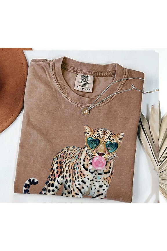 Leopard Bubble Gum Graphic Comfort Colors Shirt, Cool Cheetah With Sunglasses Tee, Trendy Animal Lover T-Shirt
