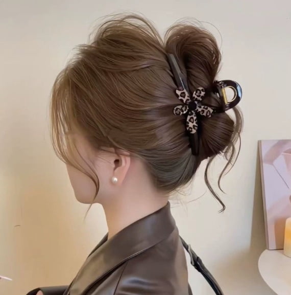 Leopard Print Flower-Shaped Hair Clip - Strong Grip for Thick Hair, Elegant Design for Everyday Use