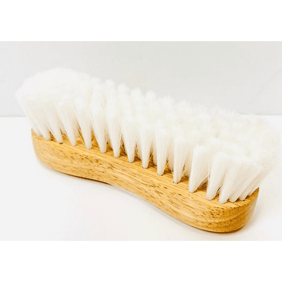 Lettia Face Brush Wood Back Metal Logo