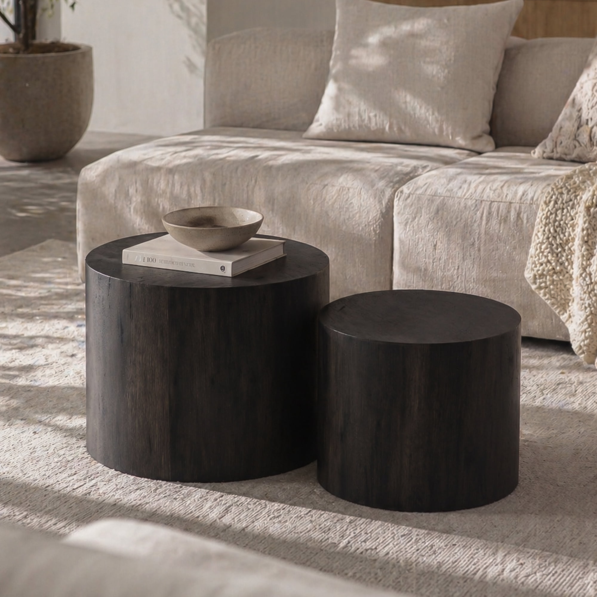 Leumius Set of 2 Nesting Coffee Tables, Round Modern Circle Wooden Accent Side End Tables for Small Space Living Room Bedroom Black