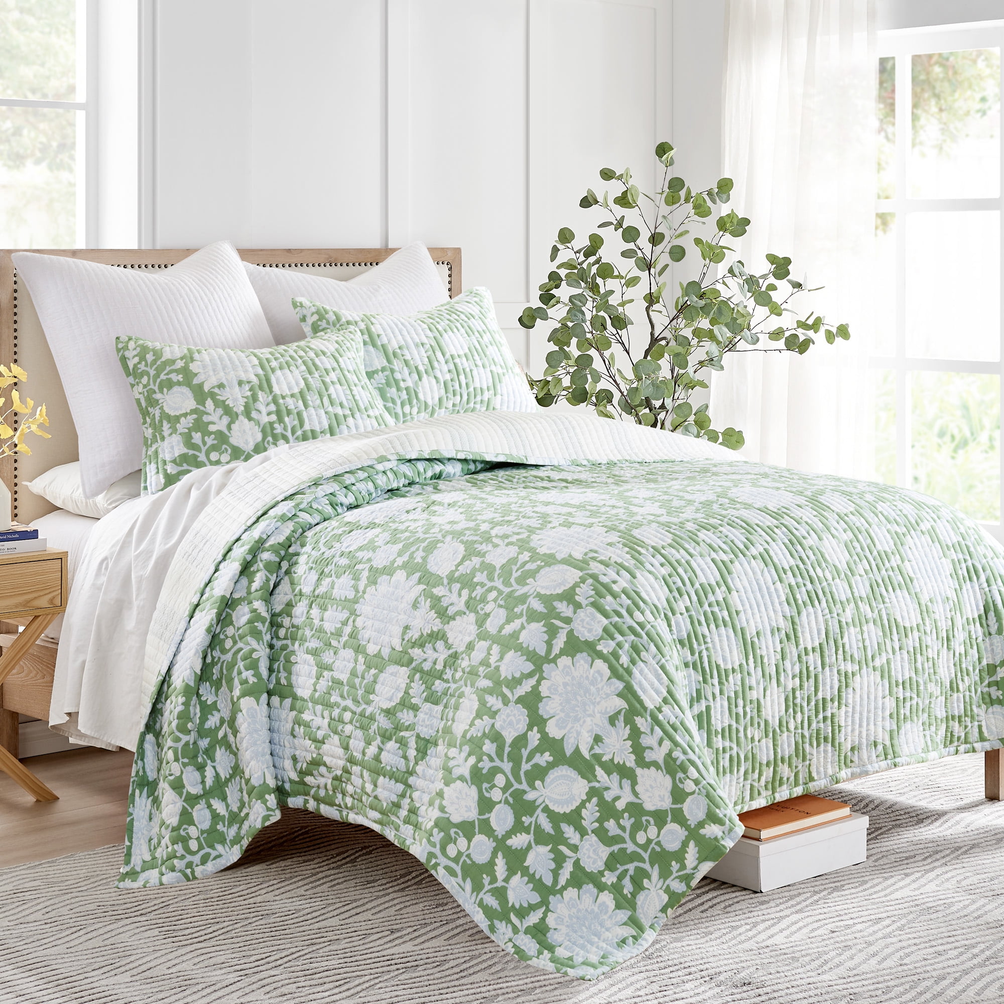 King Green and White Cotton Reversible Quilt Set