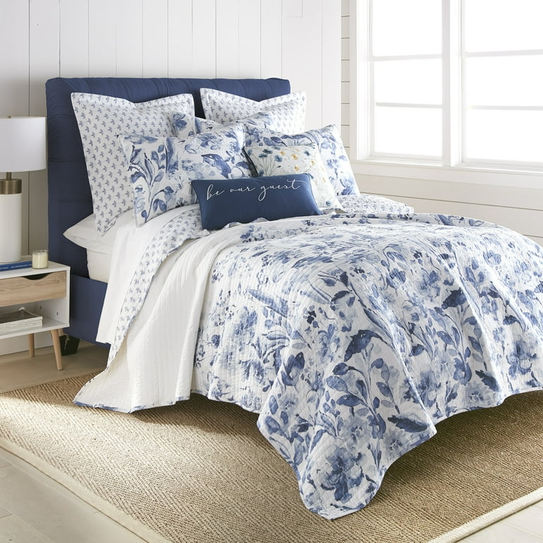Blue and white queen hot sale quilt