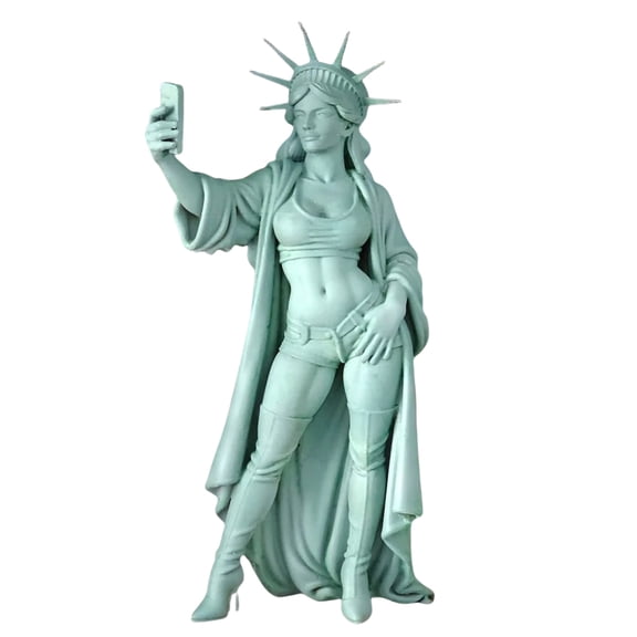 Liberties Statue Holding Smartphone Minaiture Figurine Conversation Piece For Patriotics Decors Enthusiasts Home Office