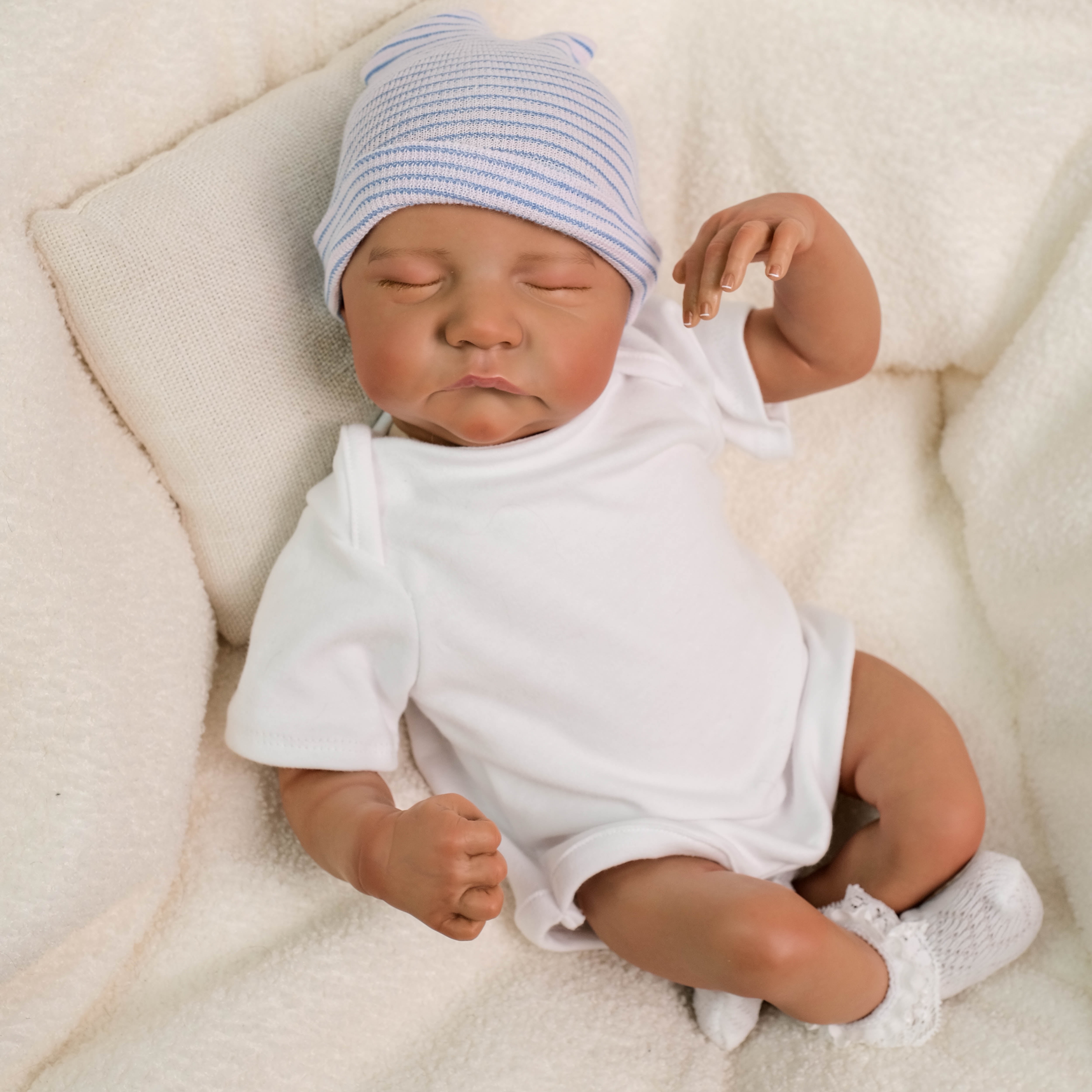Lifelike Reborn Baby Dolls 19 inch Cloth Body Sweet Sleeping Real Life Baby Dolls With Doll Accessories And Gift Box For 3+ Years Old Gifts