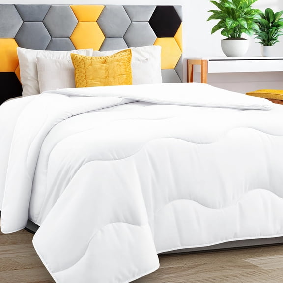 Lightweight Comforter White All Season Duvet Insert Breathable California King Summer Bedding Soft Microfiber Cool Down Alternative Quilt With Corner Tabs 104 * 96 Inch