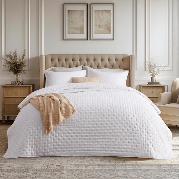 Lightweight Queen Size Quilt with Clover Pattern, Bright White, 90 x 96 Inches