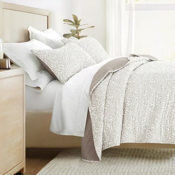 Lightweight Quilt Set Super Soft Wrinkle Resistant Quilted Coverlet Floral Patterns by Comfort Canopy