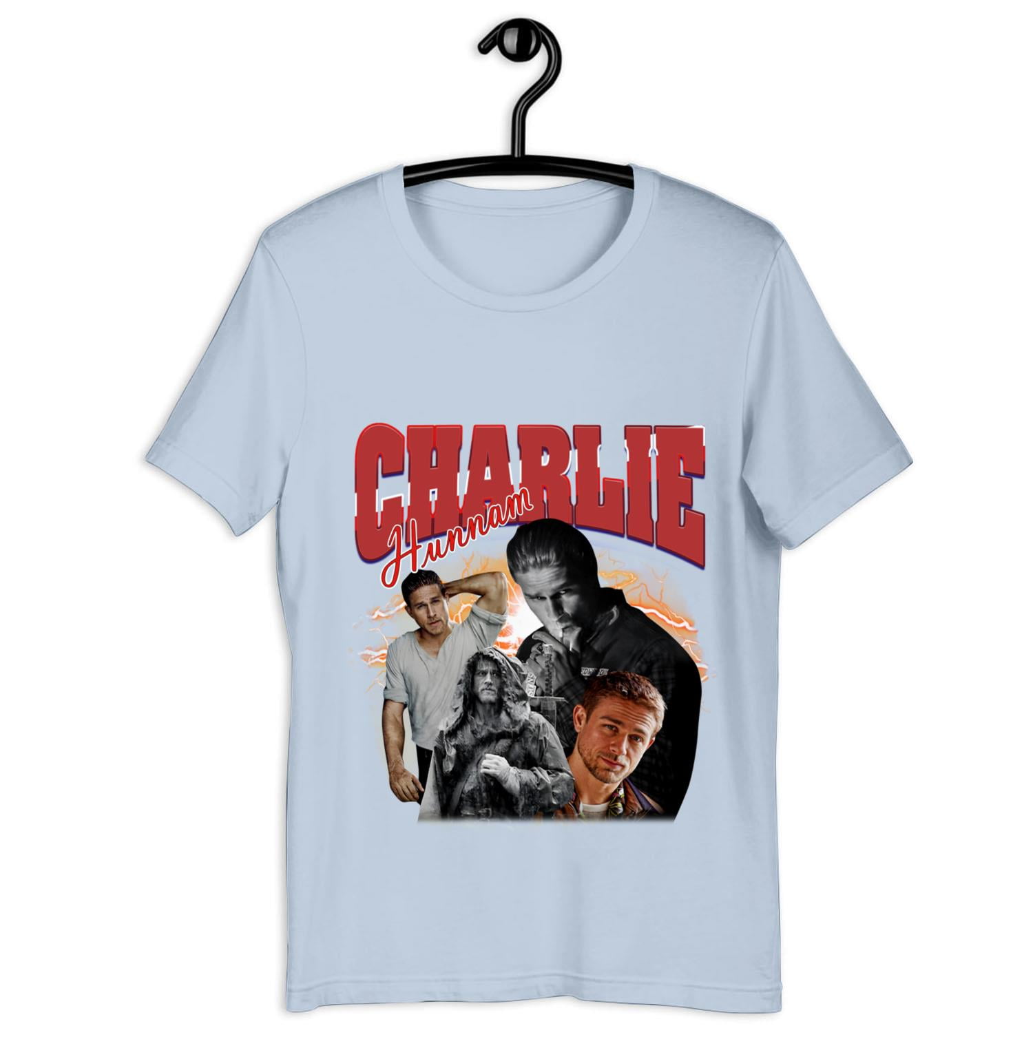 PICS] Charlie Hunnam Is Sexy Even In A T-Shirt & Jeans - Foto 9