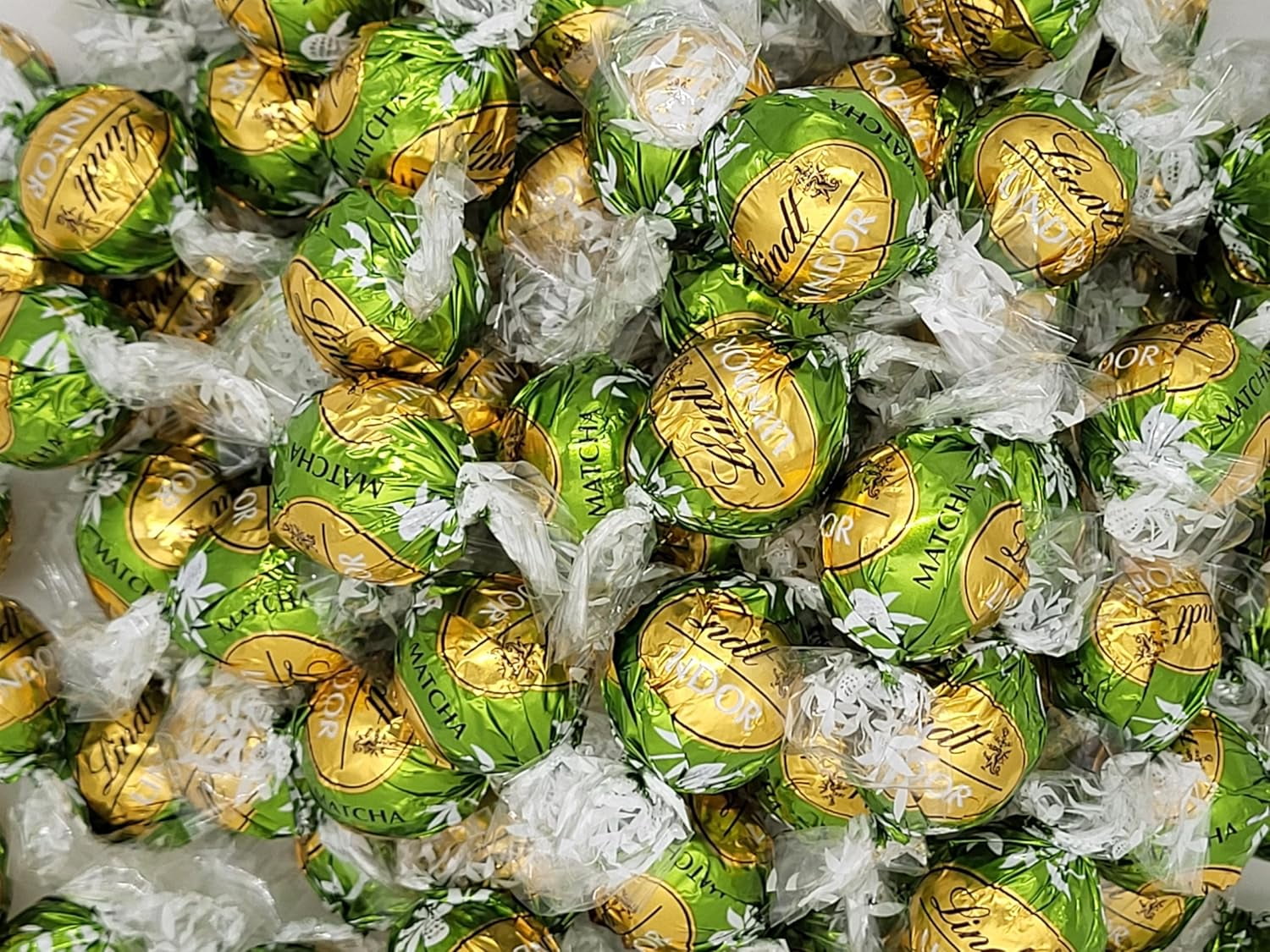 lindor-white-chocolate-matcha-truffles-perfect-for-gifting-holidays