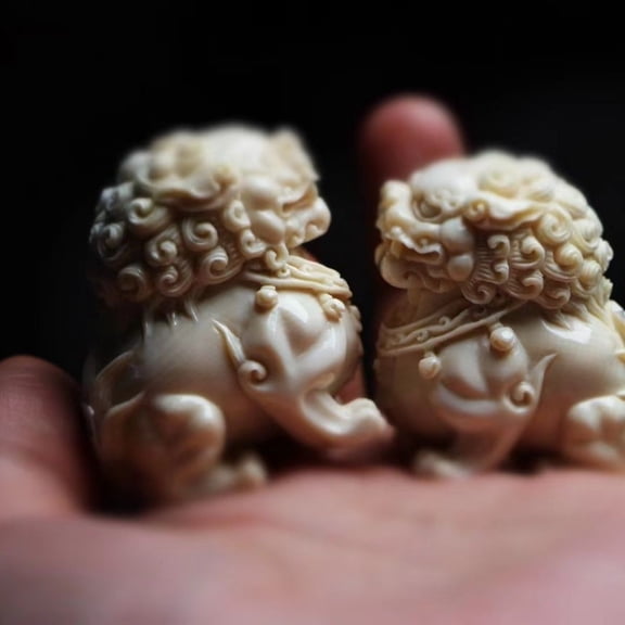 Lion Carving Figurine Set 2pc Handheld Ornament Tabletop Decor Mythical Beast Sculpture Spiritual Gift for Home or Office