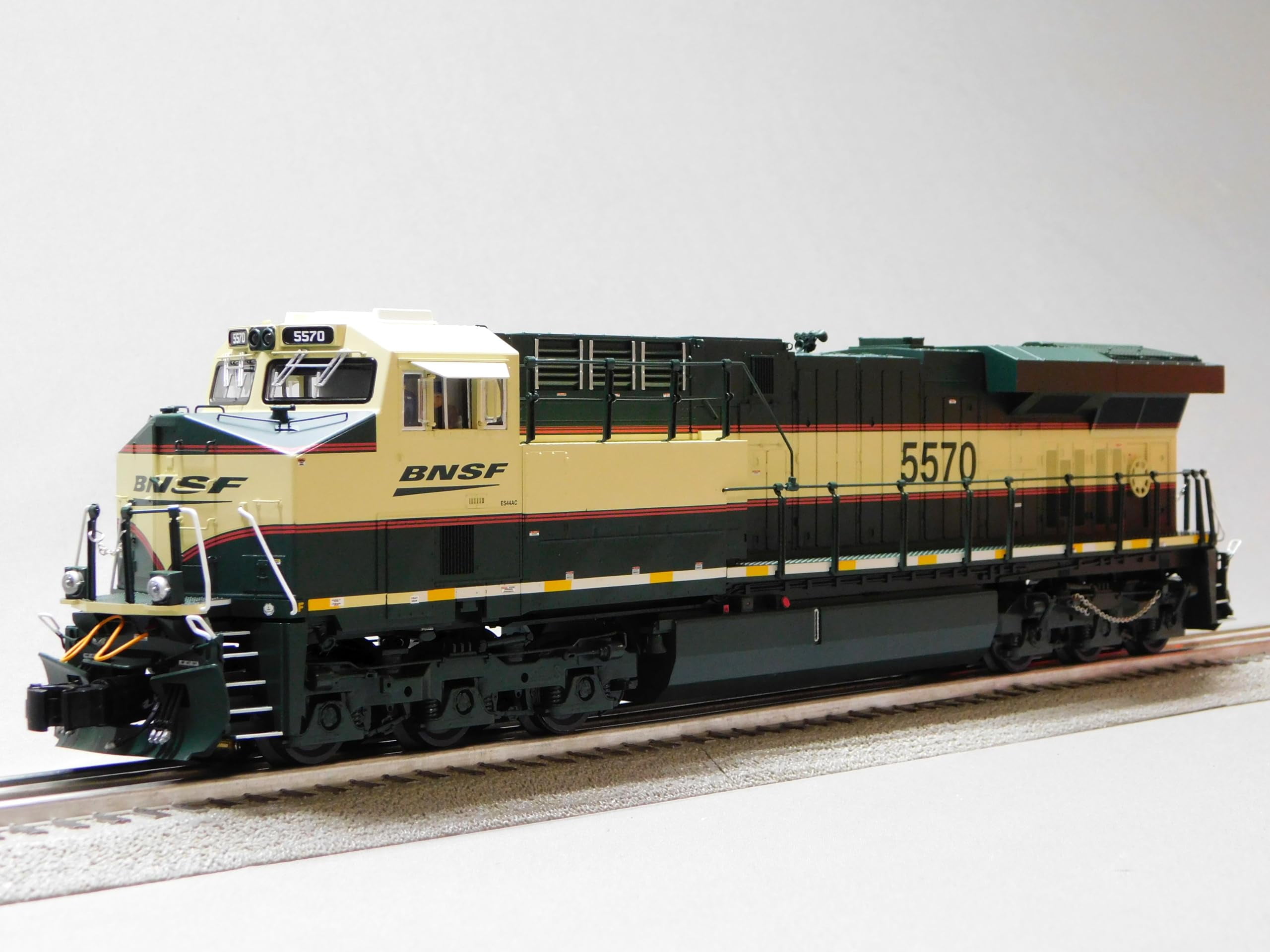 Lionel Bnsf Legacy Es44ac Diesel Locomotive #5555 O Gauge 2333442 