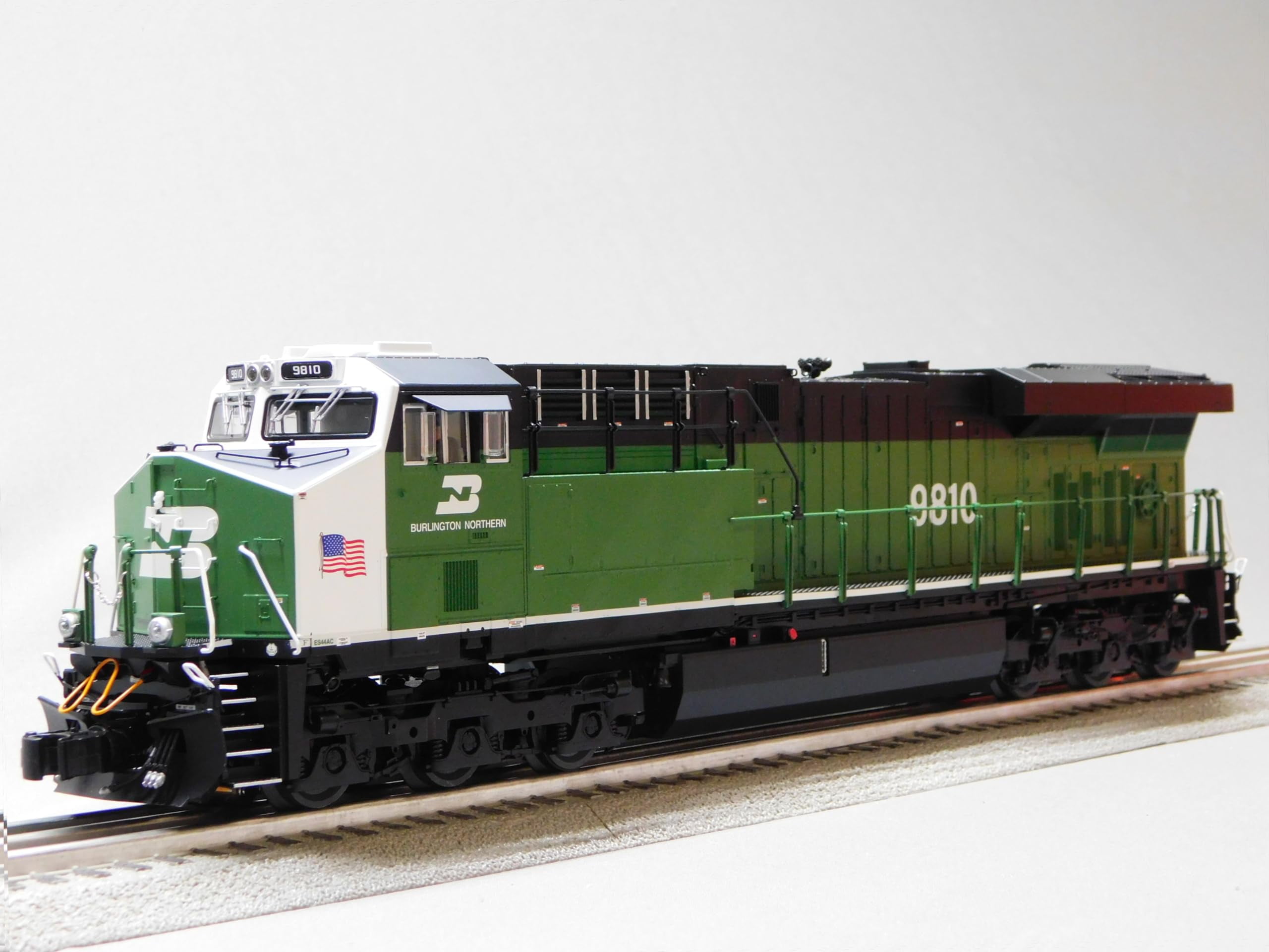 Lionel Burlington Northern Legacy ES44AC Diesel #9810 O Gauge