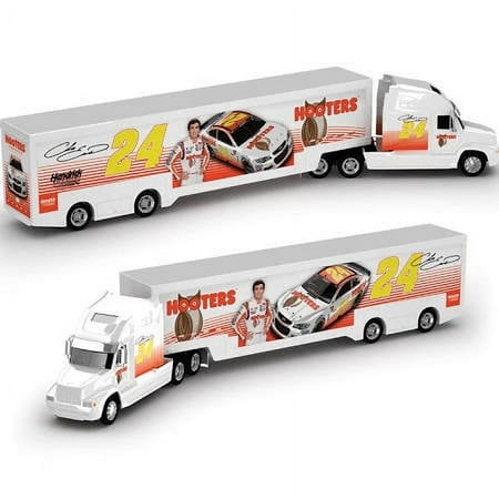 Lionel Racing Chase Elliott Hooters 2017 NASCAR 1:64 Scale Truck Hauler