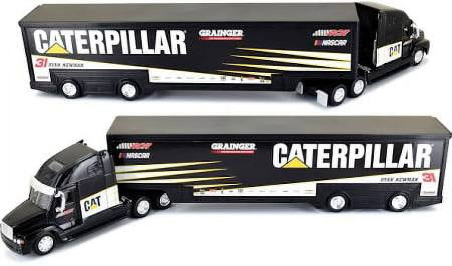 Lionel Racing Ryan Newman Caterpillar 2017 NASCAR 1:64 Scale Truck Hauler