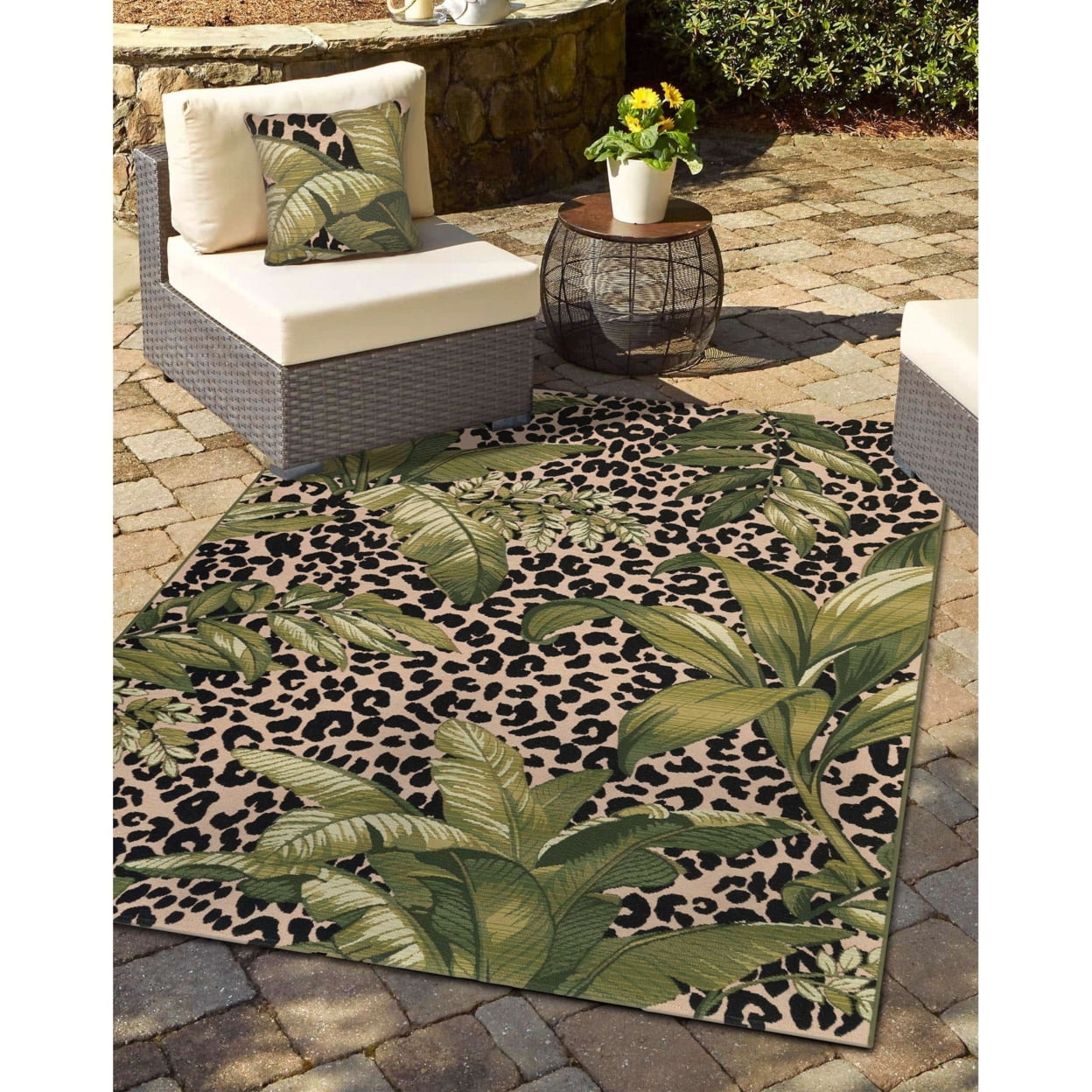 Safari Elegance Black and Beige Synthetic Indoor/Outdoor Rug - 3'3" x 4'11"