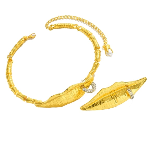 Lip Shaped Crystal Necklace Ring With Sparkling Stones For Everyday Elegances