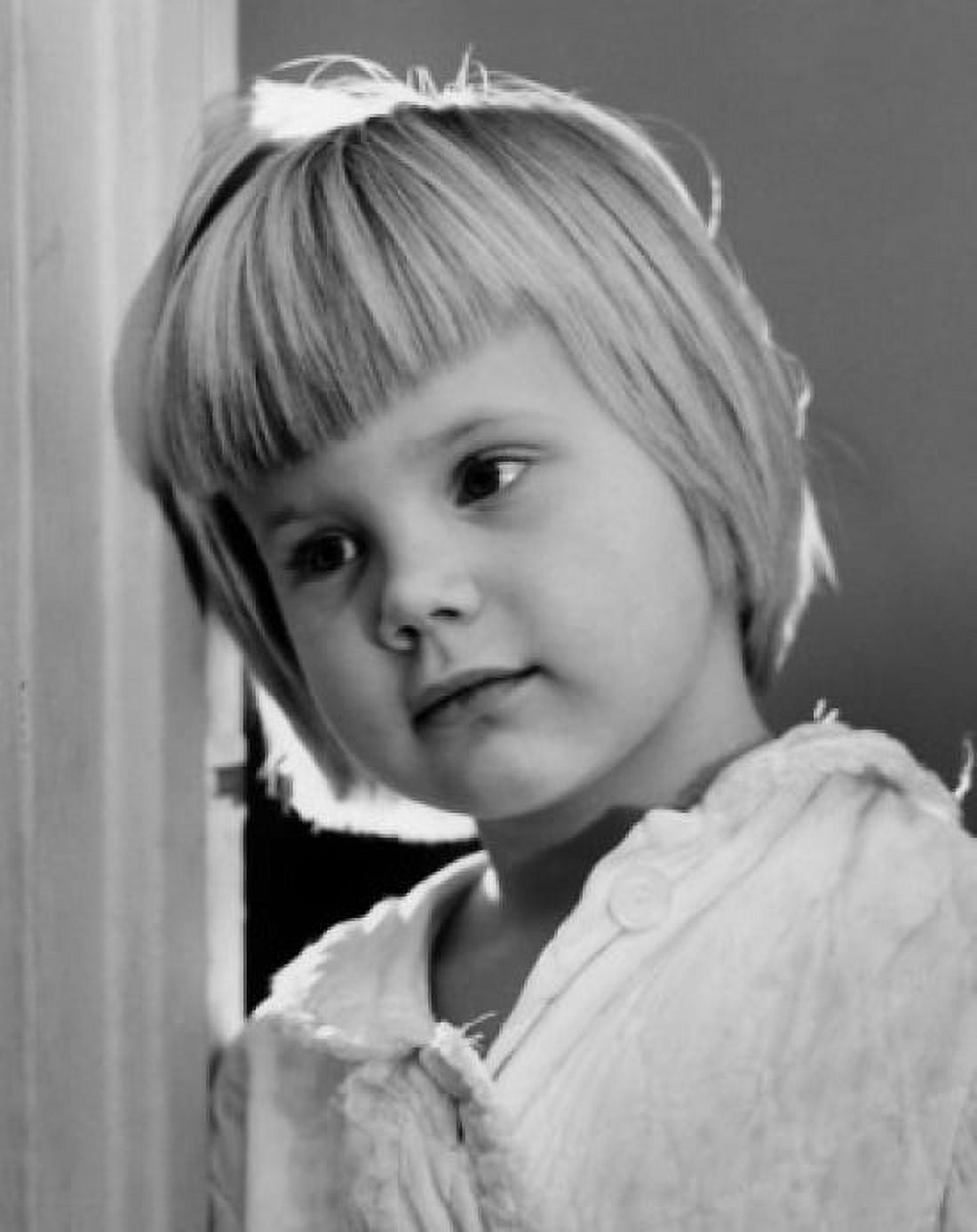 Little girl leaning against wall Canvas Art - (18 x 24)