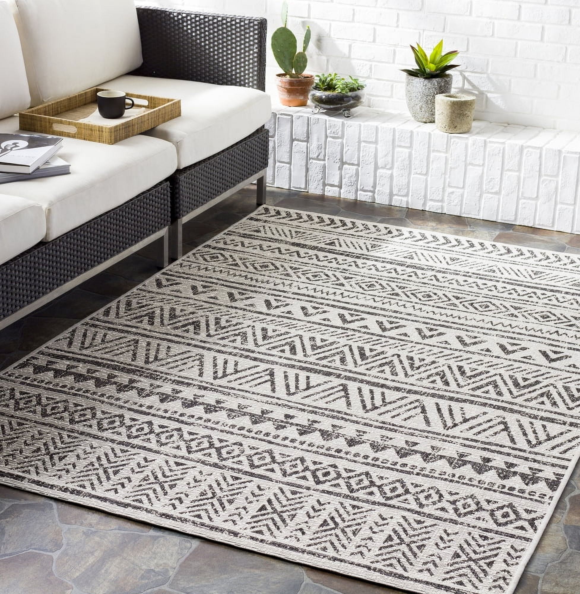 Charcoal and White Oval Synthetic Indoor/Outdoor Area Rug