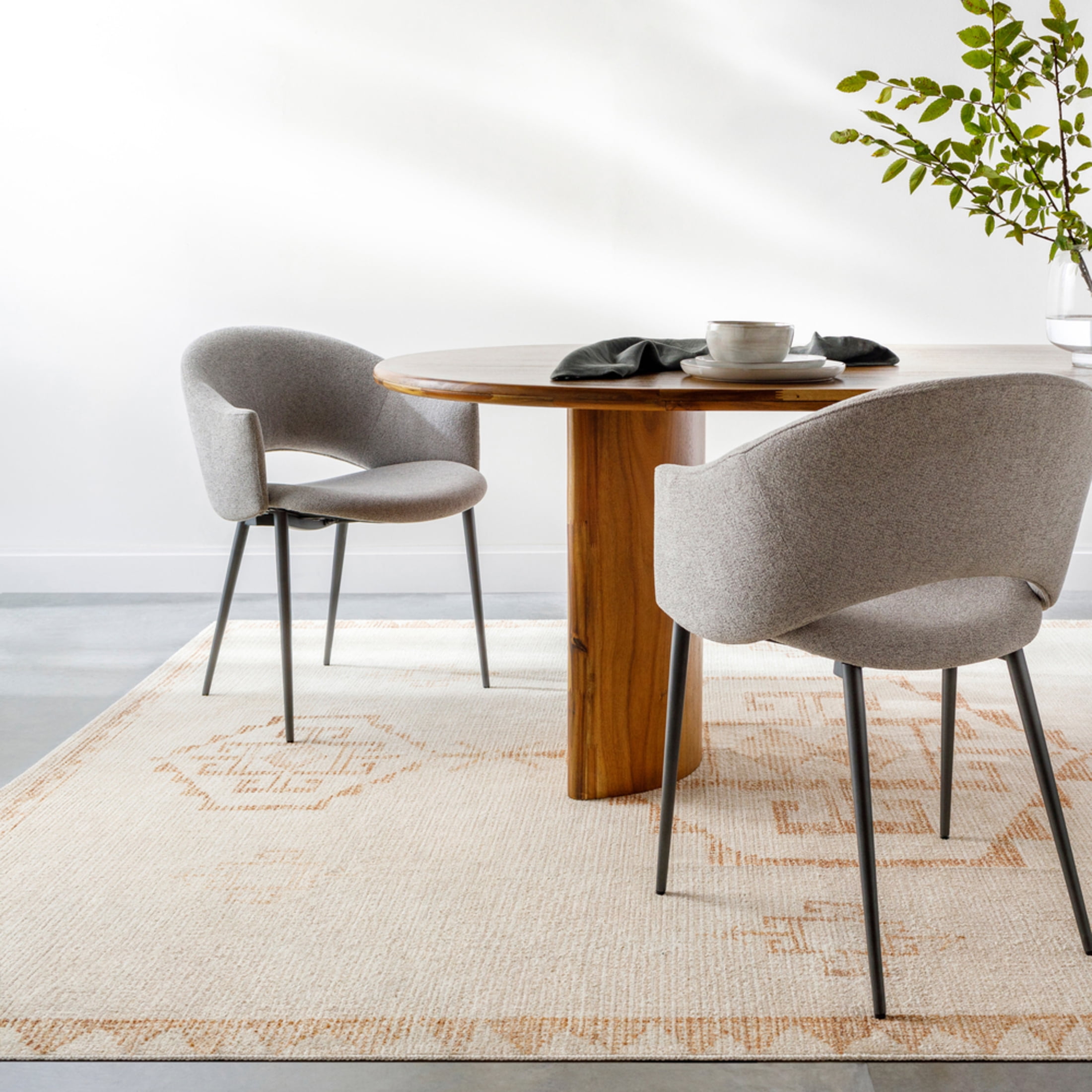 Ivory Solana Vintage-Inspired 7'10" x 10' Synthetic Area Rug