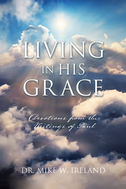 Living in His Grace: Devotions from the Writings of Paul, (Paperback)