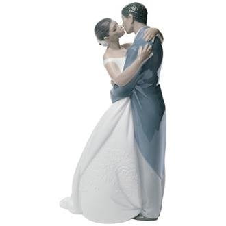 Lladro Nao Collectible Porcelain Figurine: A KISS Forever - 9" Tall - Married Couple/Wedding Ceremony.from The Treasured Memories 'Ethnic Heritage' Collection.