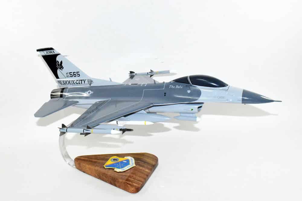 Lockheed Martin® F-16 Fighting Falcon®, 185th Fighter Wing, 18 ...