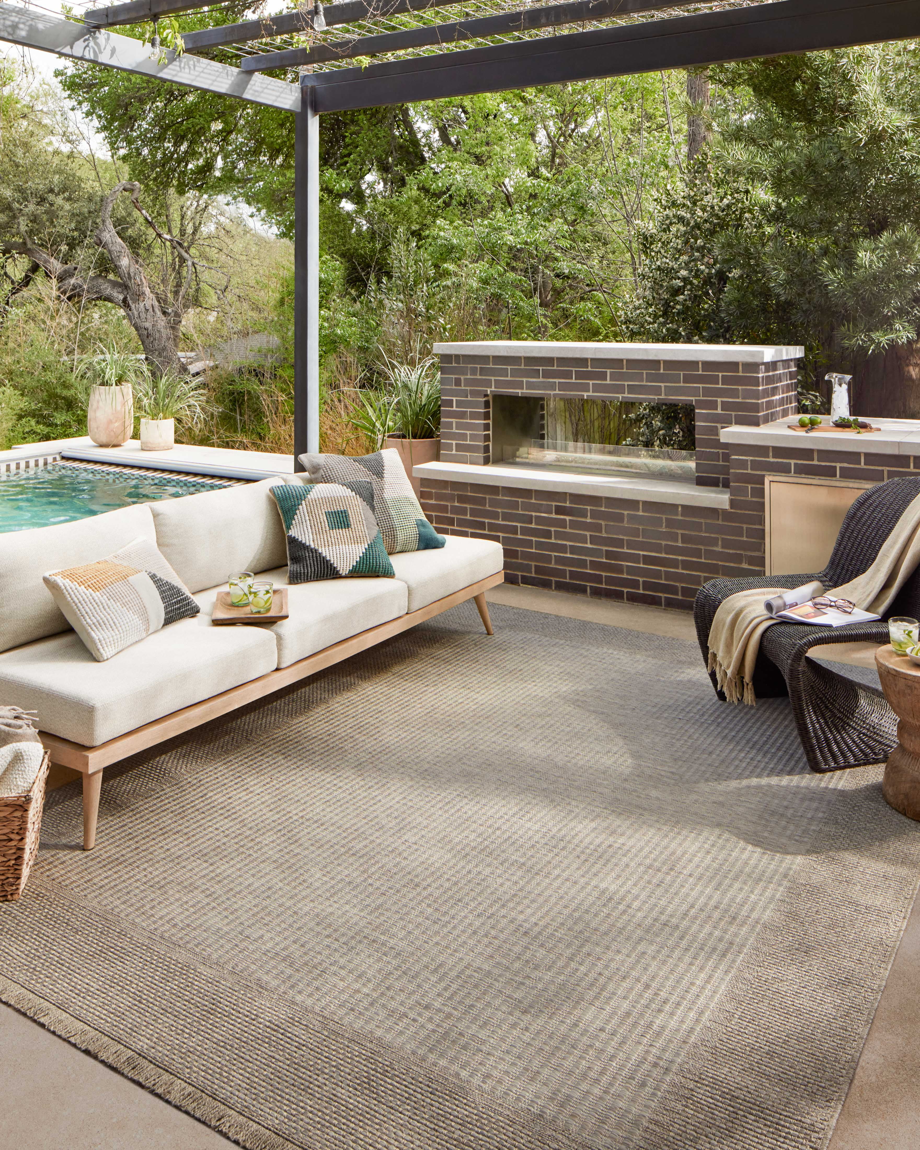 Loloi Dawn Indoor/Outdoor Water-Resistant Patio 6'-4" x 9'-2" Area Rug