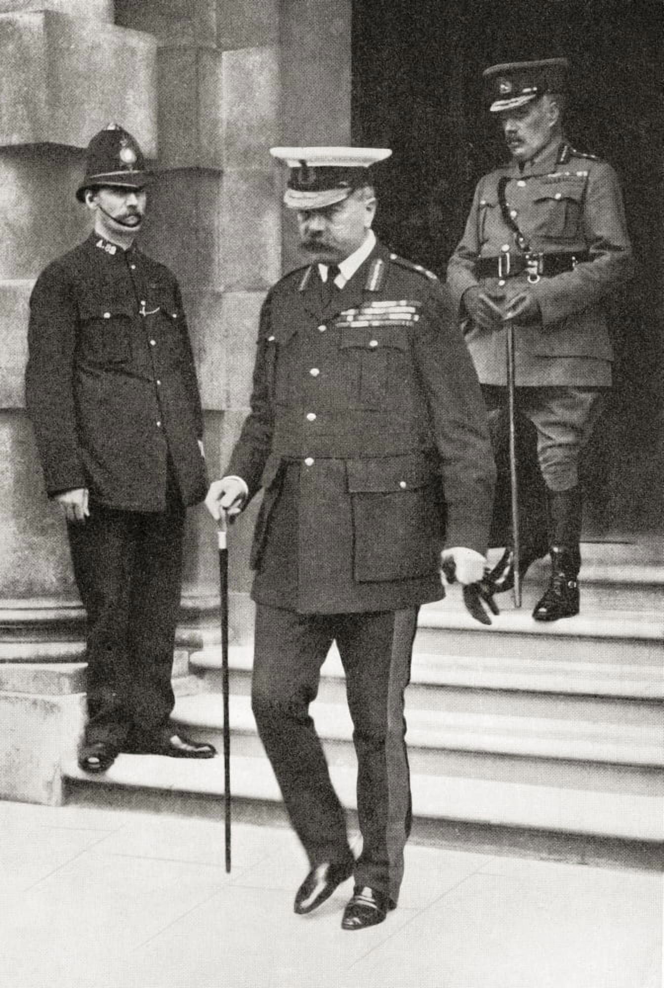 Lord Kitchener leaving the War Office London England to face his critics June 1916 Field Marshal Horatio Herbert Kitchener 1st Earl Kitchener 1850 Canvas Art - Ken Welsh Design Pics (22 x 34)