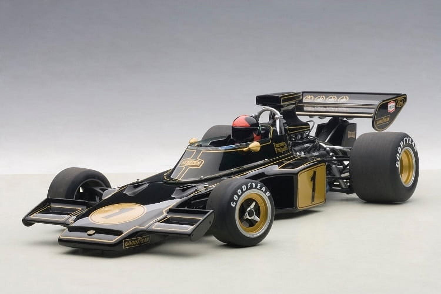 ミニカー AUTOart TEAM LOTUS TYPE 72E 1973 Lotus 72E 1973 Emerson Fittipaldi #1 with Driver Figure in