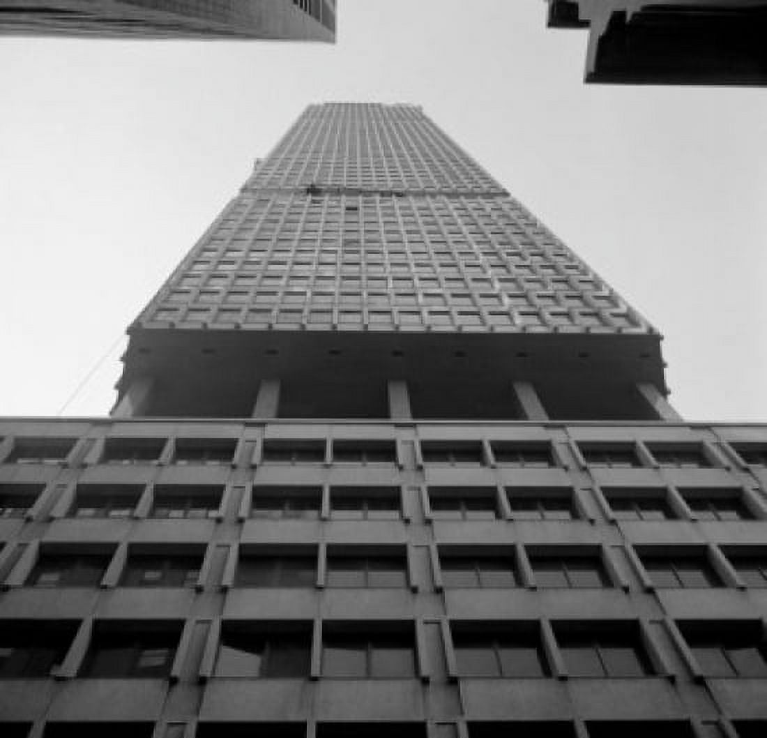 Low angle view of Pan Am Building from Depew Place Canvas Art - (24 x 36)