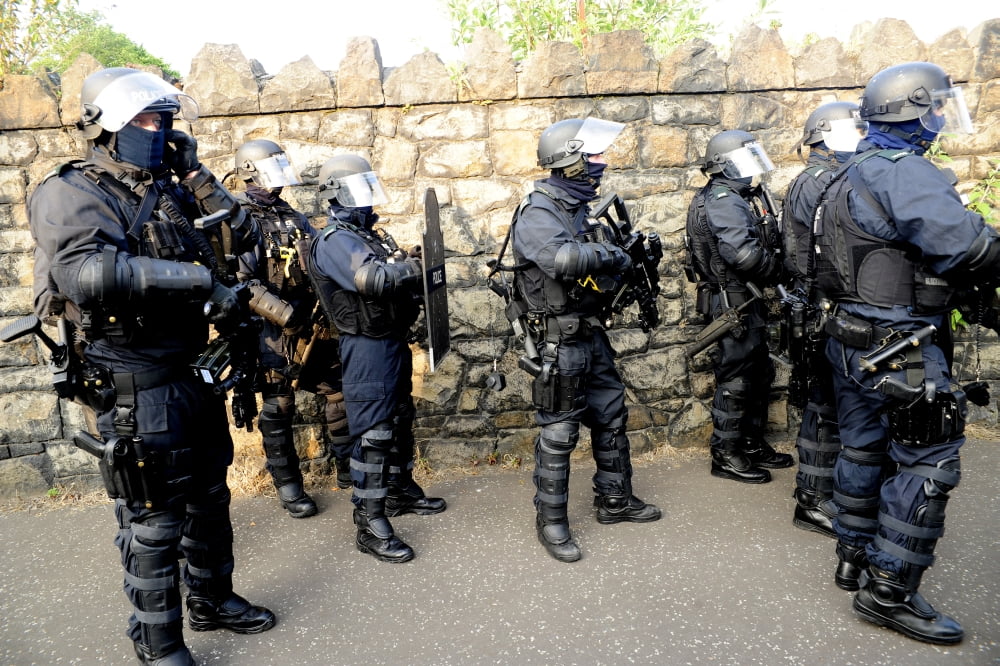 Loyalist protesters attack police lines at the Albertbridge Road in Belfast Northern Ireland Canvas Art - Andrew ChittockStocktrek Images (18 x 12)