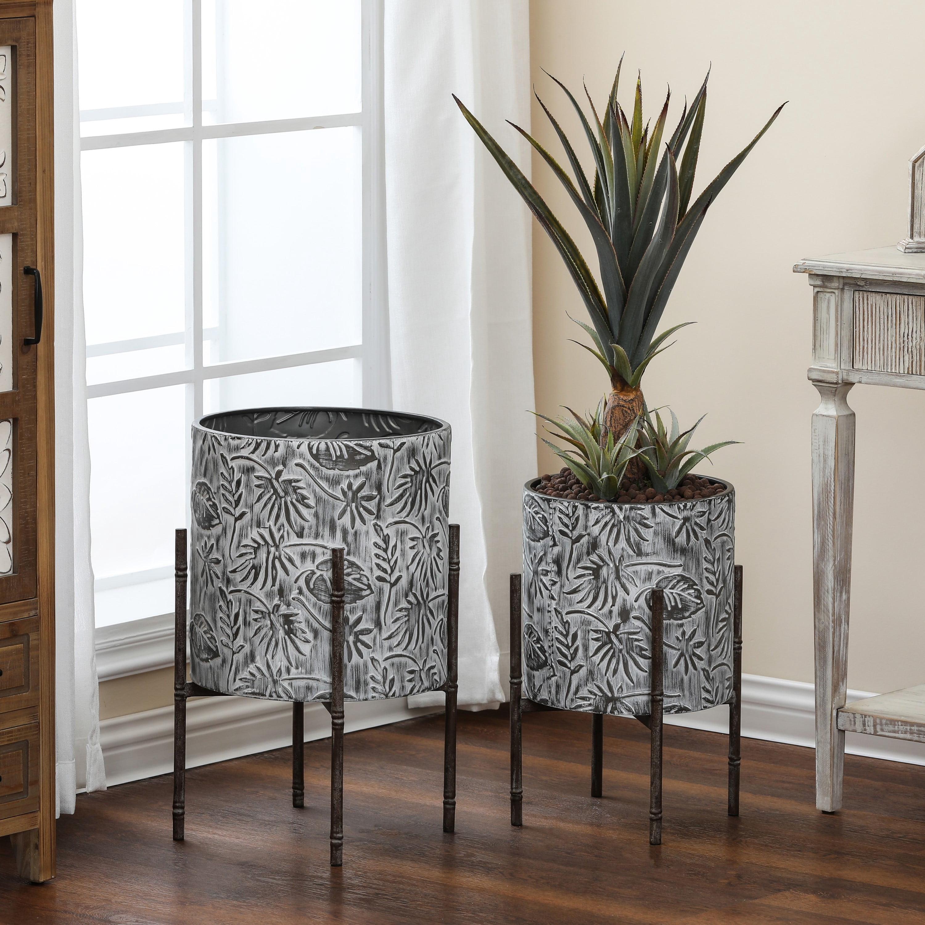 LuxenHome Set of 2 Coastal Distressed White and Gray Metal Cachepot Planters with Metal Stand