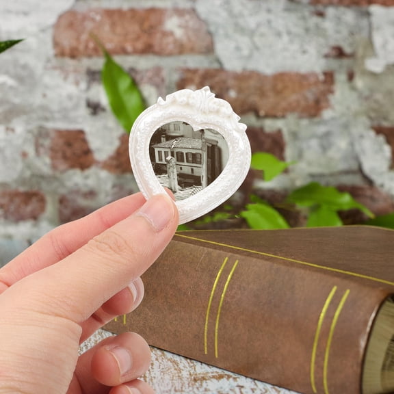 Luxshiny 20Pcs Compact Heart Shape Resin Photo Frames Retro Style for DIY Creative Display