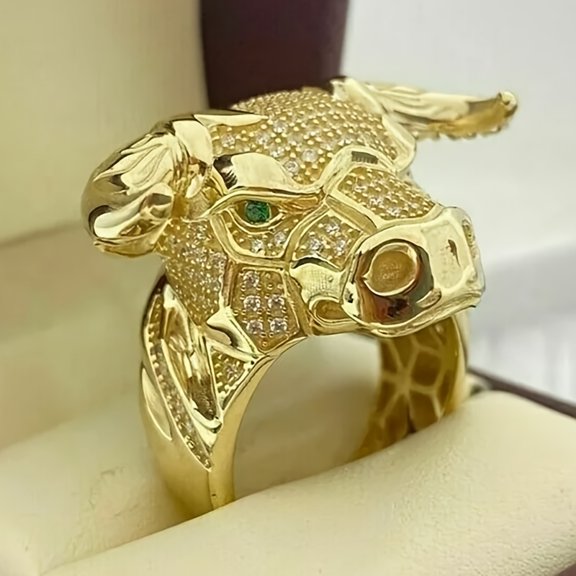 A Luxurious And Bold Women'S Fashion Ring Featuring a Bull Head Design, Intricately Set with Sparkling Synthetic Zirconia Stones, Suitable for Both Men And Women at Parties And High-End Events.