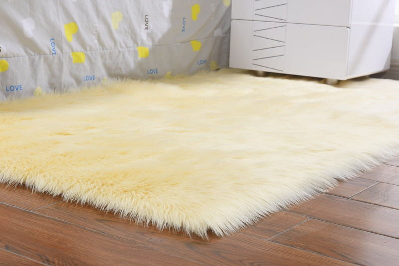 Luxurious Faux Sheepskin Fur Rug - 2x3 Ft Rectangle Fuzzy Rug with Rug ...