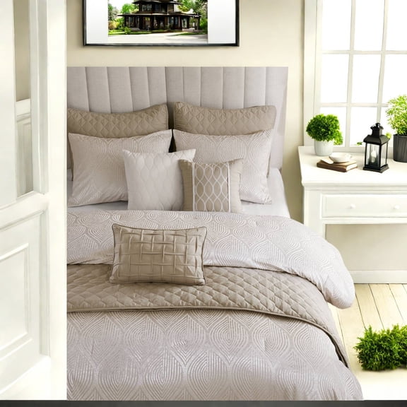 Luxury 10Piece Queen Bedding Set Jacquard Polyester Elegant Champagne Design for Family Comfort