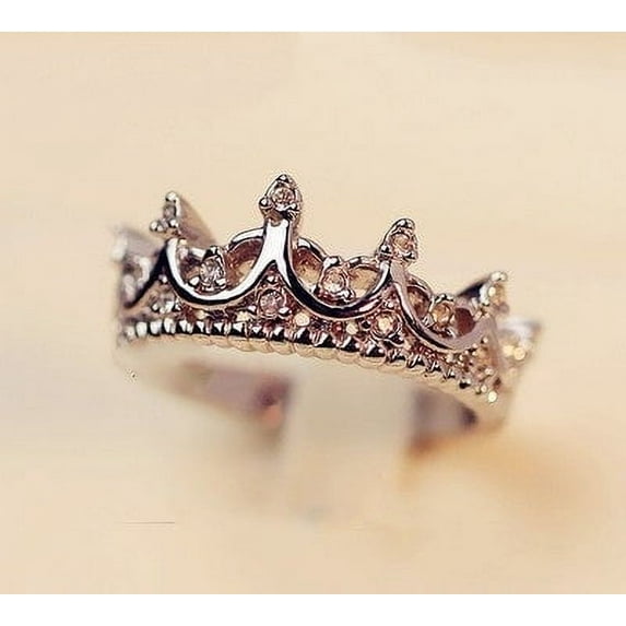 Luxury Diamond Crown Ring: Exquisitely Crafted Ring Featuring Sparkling Diamonds in a Stunning Crown Design for Royalty-Inspired Elegance