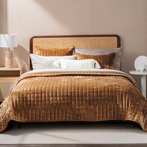 Luxury Velvet Quilt Set King Size Bedding Sets, Ultra Soft Velvet Comforter Set, Lightweight Channel Box Stitch Oversized Bedspread Coverlet for All Season, with 2 Shams, Caramel Gold