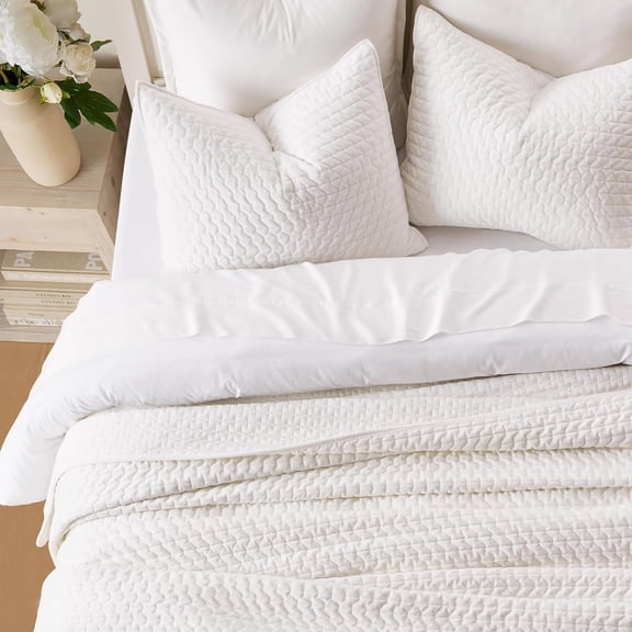 Luxury Velvet Quilt Set Queen Size 3 Piece, Soft Cross-Stitch Velvet Comforter Set with Pillow Shams, Lightweight Coverlet Bedspread for All Seasons, Bright White