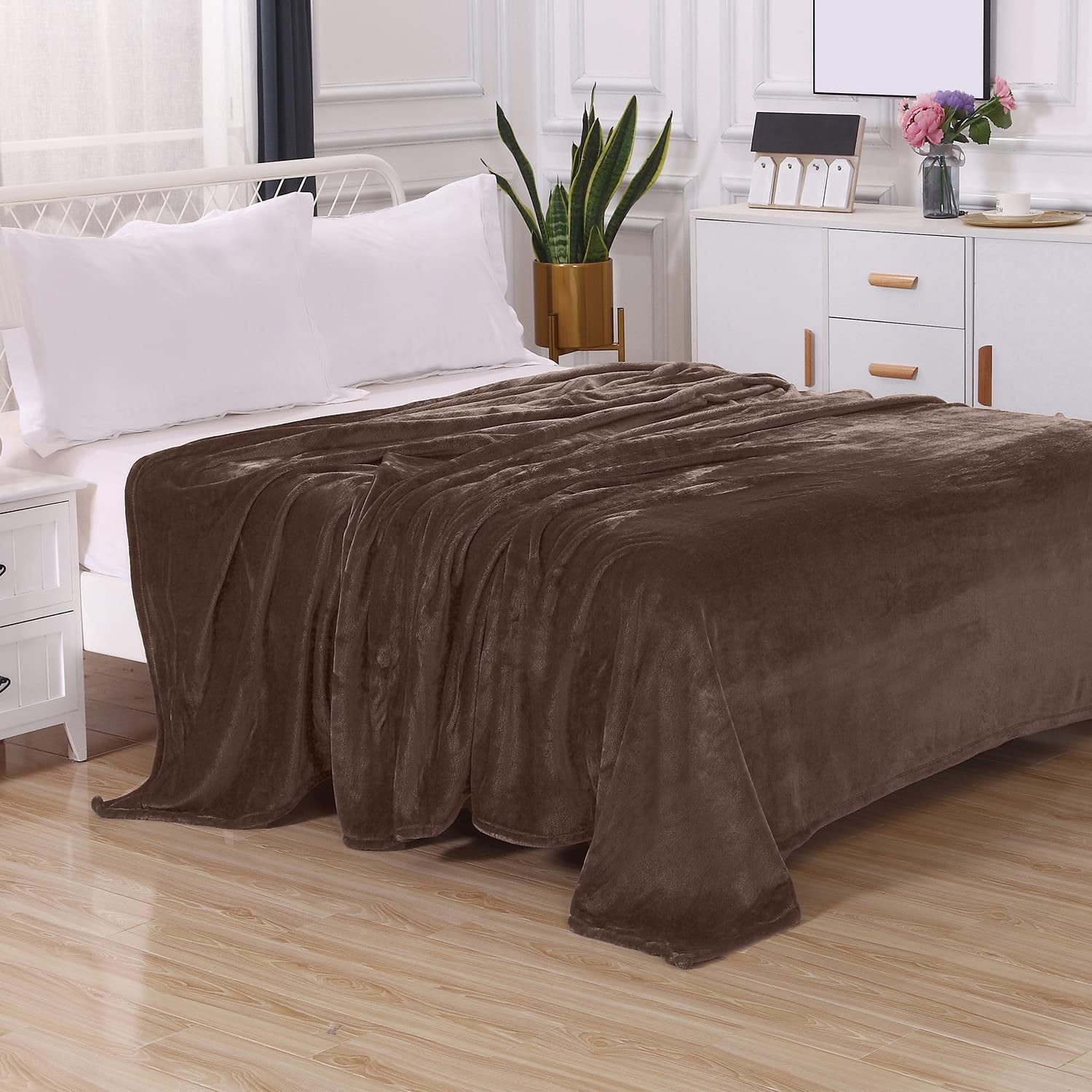 Luxury Velvety Feel Blanket, All-Season & Lightweight Material, Ultra Plush, Soft, Cozy Flannel Fleece for Couch, Sofa, Bed, Travel, Solid King/Cali King, Chocolate Brown