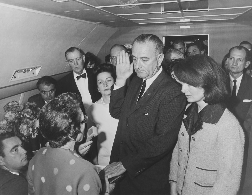 Lyndon Johnson taking the Presidential Oath of Office Canvas Art - John ParrotStocktrek Images (16 x 13)