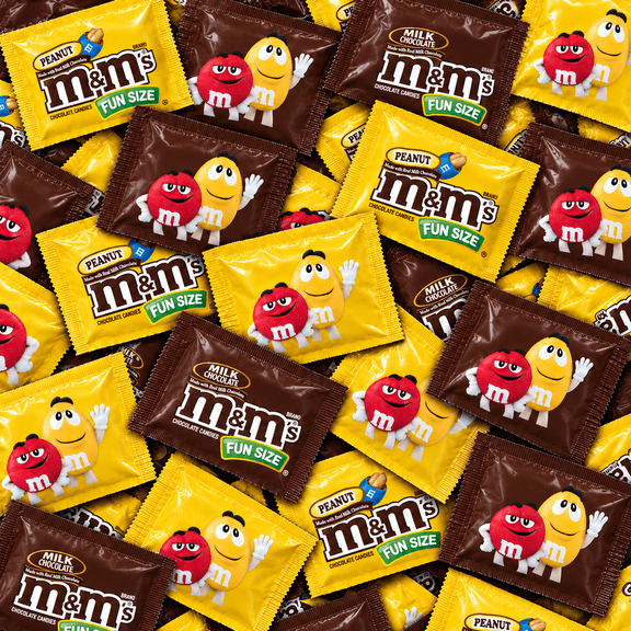 M&M'S Milk Chocolate & Peanut Fun Size Assortment 1 lb Bulk Mix (16 oz) Individually Wrapped Mini Candy Pouches for Parties, Office Bowls, Halloween & Snacking