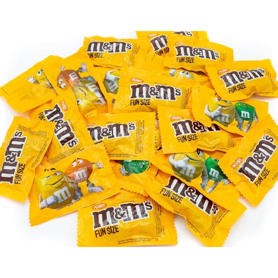 M&M'S Peanut Milk Chocolate Bundle 1 lb – Candy in Bulk Bag, Individually Wrapped Fun Size Packs (24 Pieces)