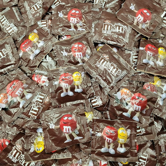 M&M's Fun Size Milk Chocolate Candy Individually Wrapped Pouches Bulk Fun Size Candy Pack - 2 Pound