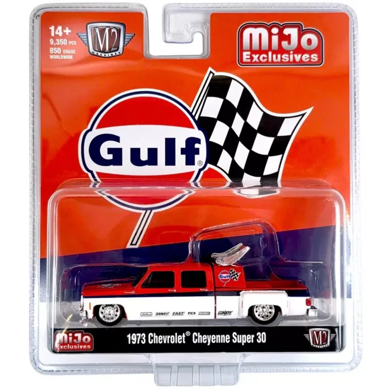 M2 Machines 1973 Chevrolet Cheyenne Super 30 Dually Squarebody